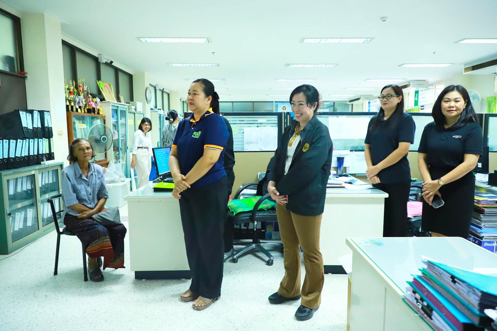 title - รองเลขาธิการ ส.ป.ก. ลงพื้นที่ตรวจเยี่ยม ส.ป.ก.มหาสารคาม พร้อมมอบโฉนดเพื่อการเกษตรให้แก่เกษตรกร